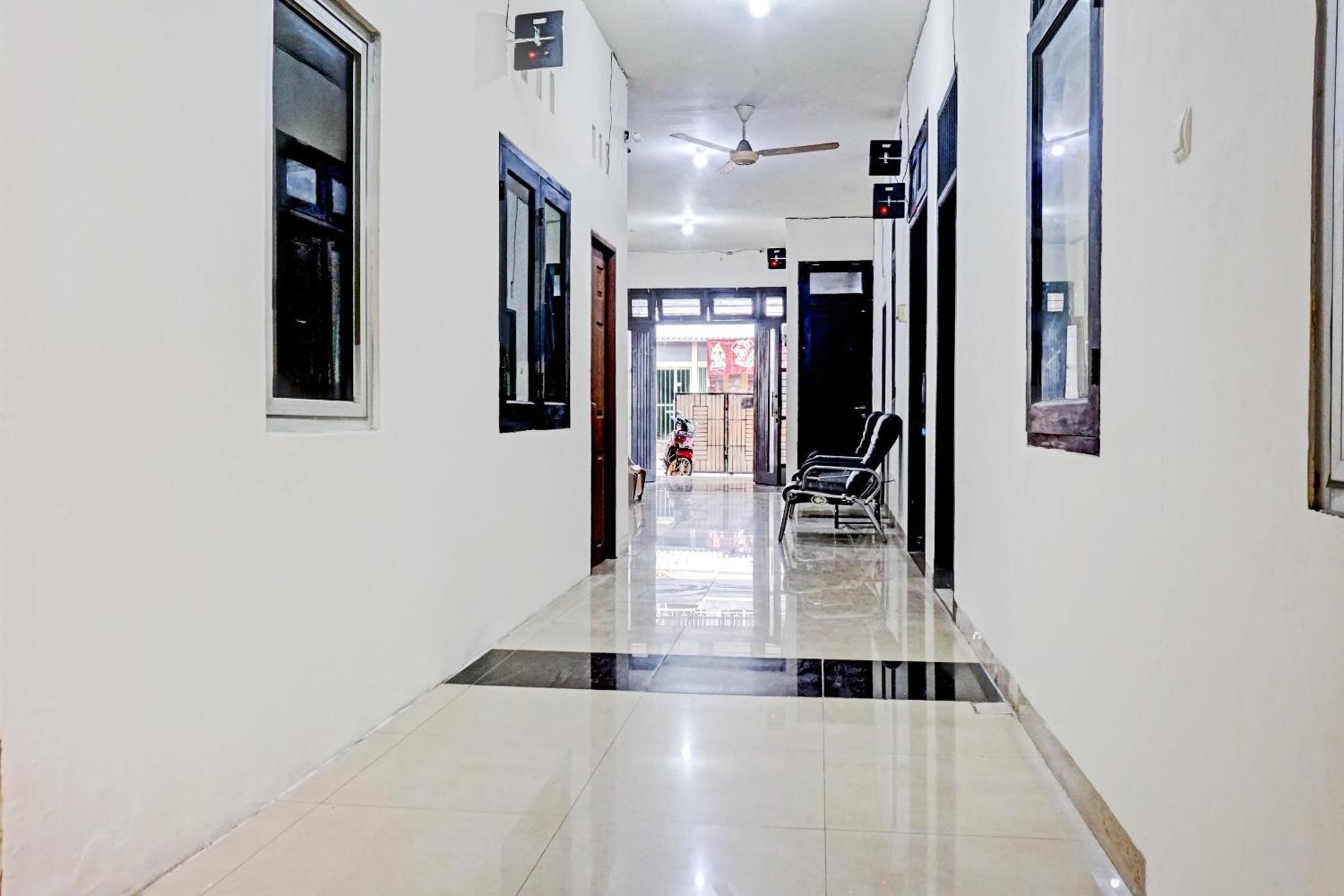Hotel Oyo 90689 Lily House Tangerang Exterior foto