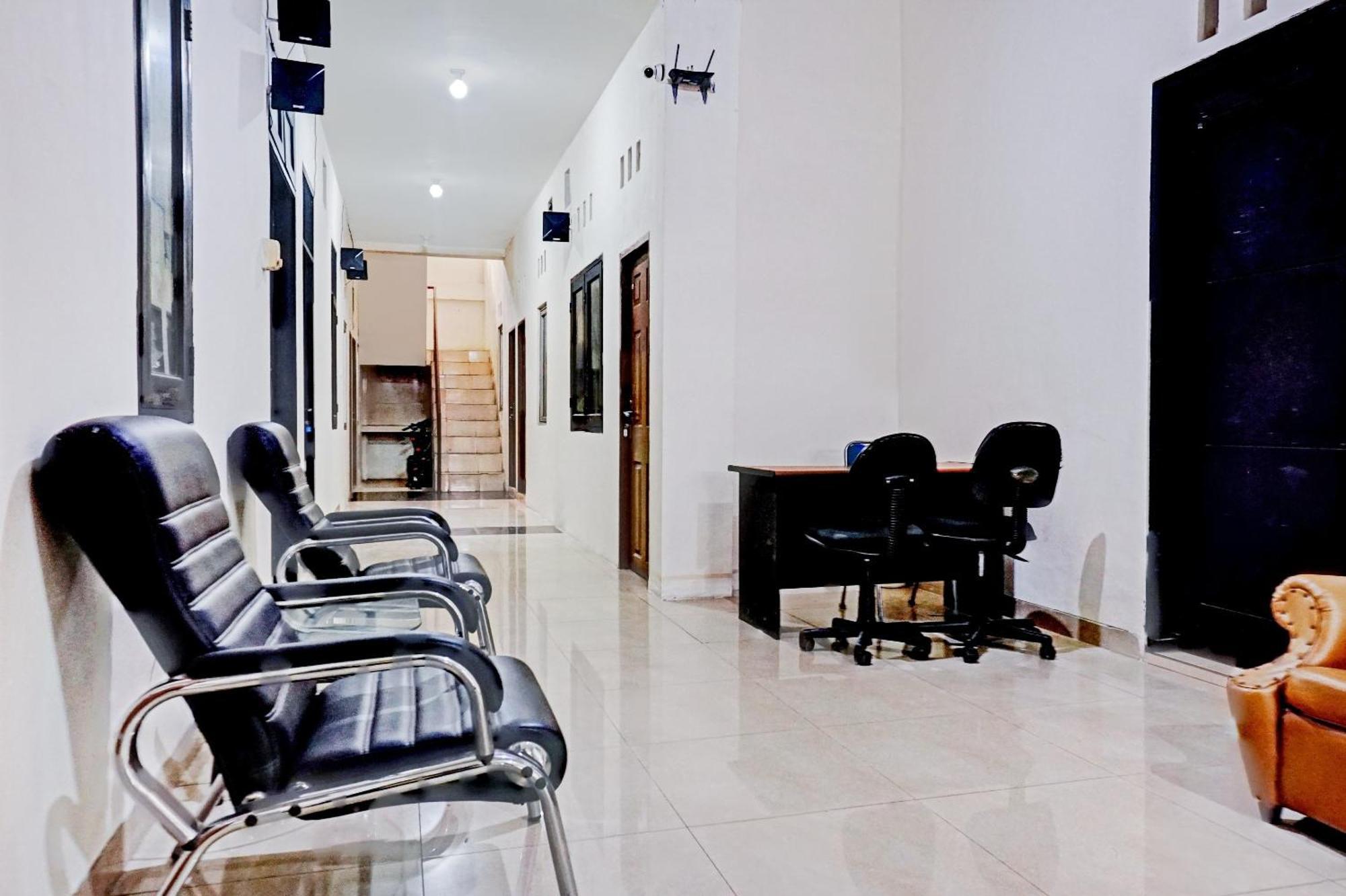 Hotel Oyo 90689 Lily House Tangerang Exterior foto